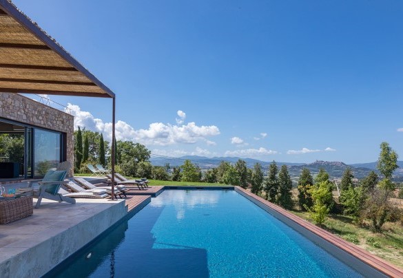 The pool and the sunbath area set up with sunbeds and deck chairs - Casale The Place