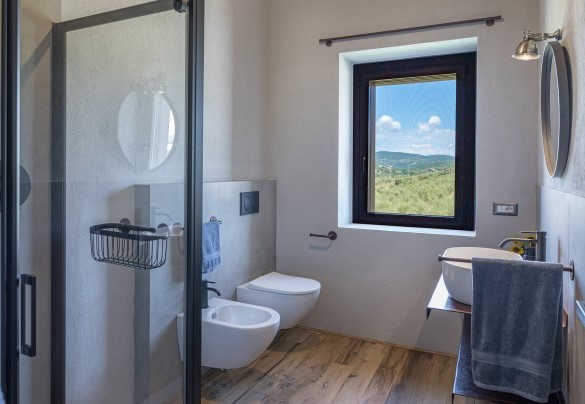 En suite bathroom with shower on the first floor - Casale The Place 