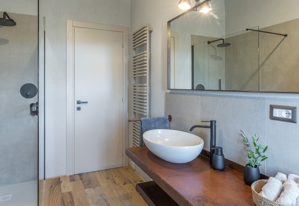 En suite bathroom with shower on the first floor - Casale The Place 