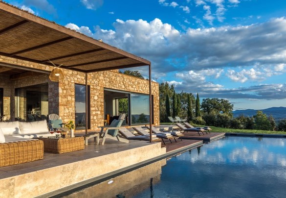 The pool measures 15 x 3.50 m with a constant depth of 1.50 m - Casale The Place