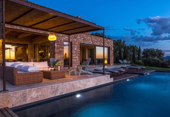 In the evening, the external lights make the garden even more fascinating, both around the pool and in the rest of the property - Casale The Place