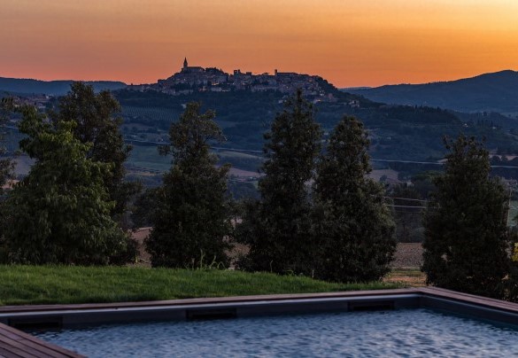 The breathtaking view as far as the eye can see towards the splendid landscape with Todi in the foreground - Casale The Place