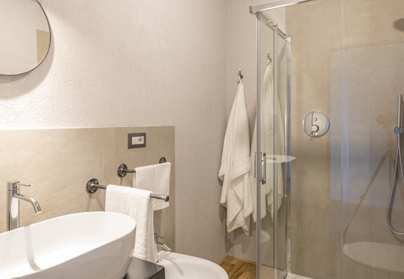 En suite bathroom with shower on the first floor - Casale The Place 