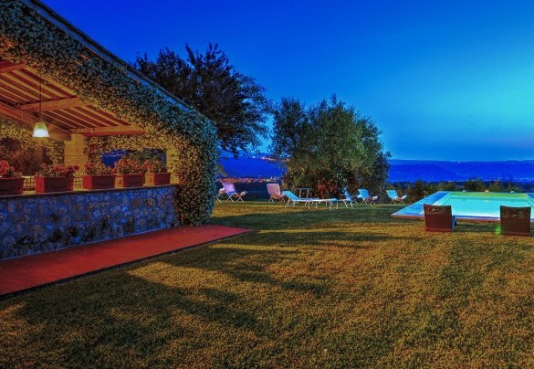 Il giardino illuminato di notte - Casale Tre Cipressi