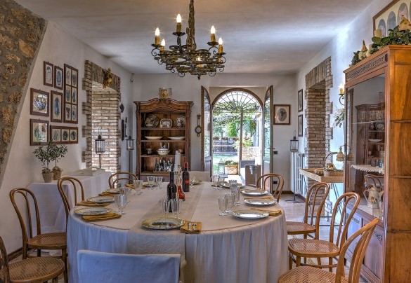 La sala da pranzo al piano terra - Casale Tre Cipressi