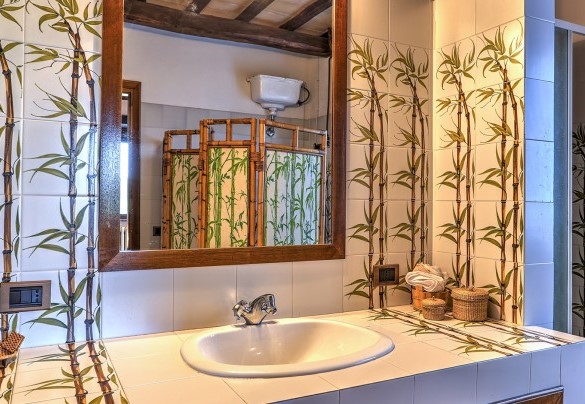 Il bagno con doccia al primo piano decorato con cura - Casale Tre Cipressi