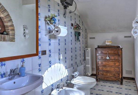 Il bagno di servizio al piano terra - Casale Tre Cipressi