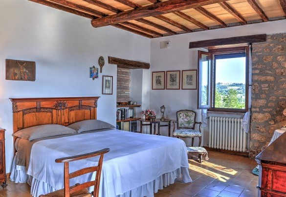 La caratteristica camera matrimoniale collegata alla terrazza con bagno en-suite - Casale Tre Cipressi