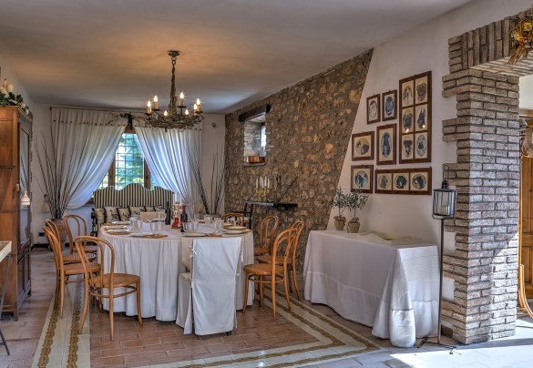 La sala da pranzo al piano terra - Casale Tre Cipressi