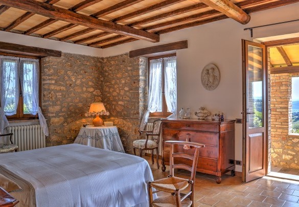 La caratteristica camera matrimoniale collegata alla terrazza con bagno en-suite - Casale Tre Cipressi