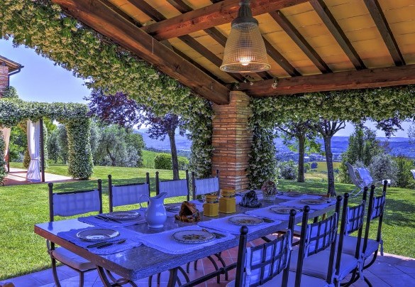 Il porticato ospita il tavolo da pranzo - Casale Tre Cipressi
