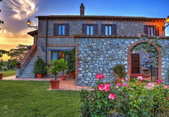 Il fronte della villa illuminato - Casale Tre Cipressi