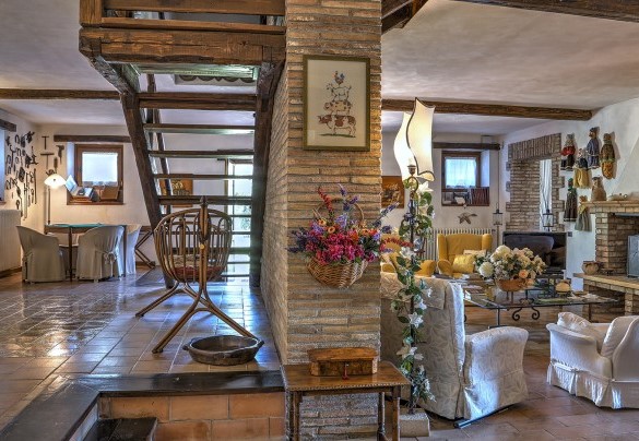 L'elegante salotto al piano terra - Casale Tre Cipressi