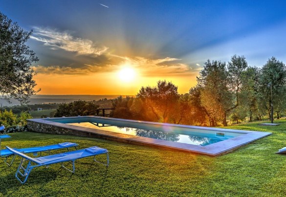 La piscina illuminata dal tramonto - Casale Tre Cipressi