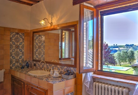 Il bagno en-suite a mosaico con vasca - Casale Tre Cipressi