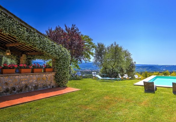 Diverse piante popolano il giardino - Casale Tre Cipressi