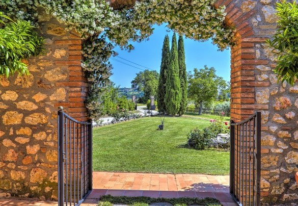 Il cancello che porta al giardino - Casale Tre Cipressi