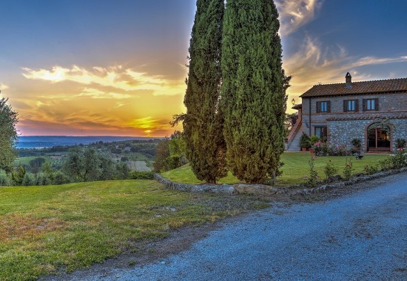 Il vialetto d'accesso al tramonto - Casale Tre Cipressi