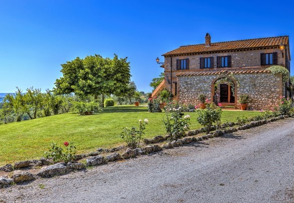 Il vialetto d'accesso sterrato - Casale Tre Cipressi