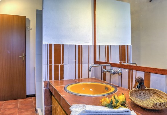 Il bagno con doccia nell'annesso - Casale Tre Cipressi