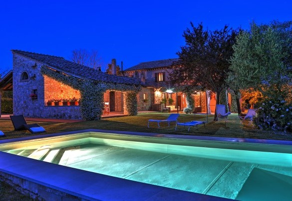 La piscina dotata di illuminazione interna - Casale Tre Cipressi
