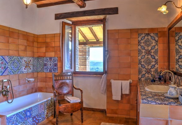 Il bagno en-suite a mosaico con vasca - Casale Tre Cipressi