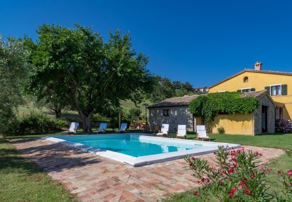 The house has been completely renovated in 2005 in respect of the original design of the old farmhouse - Casale Verdicchio