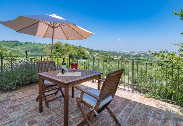 The house is immersed in the green countryside and far from the chaos of the city - Casale Verdicchio