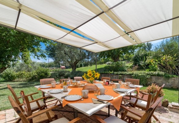 The dining area under the gazebo - Casale Verdicchio