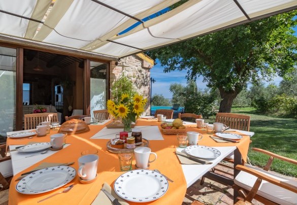 The dining area under the gazebo - Casale Verdicchio