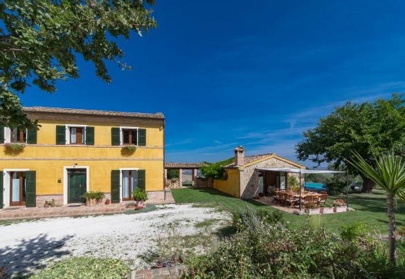 The house has been completely renovated in 2005 in respect of the original design of the old farmhouse - Casale Verdicchio