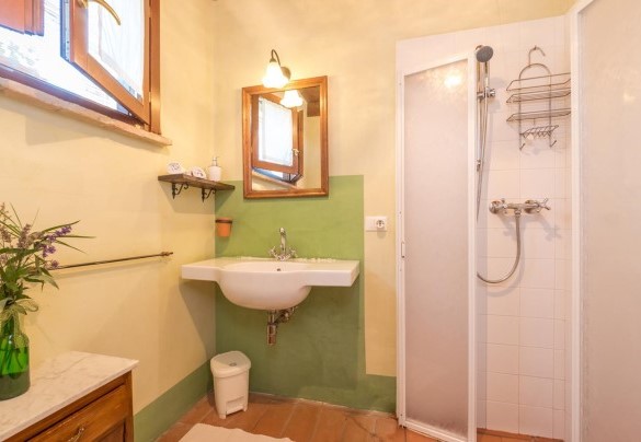 Bagno con doccia n.2 al servizio della camera n.2 al piano terra - Casale Verdicchio 10+2