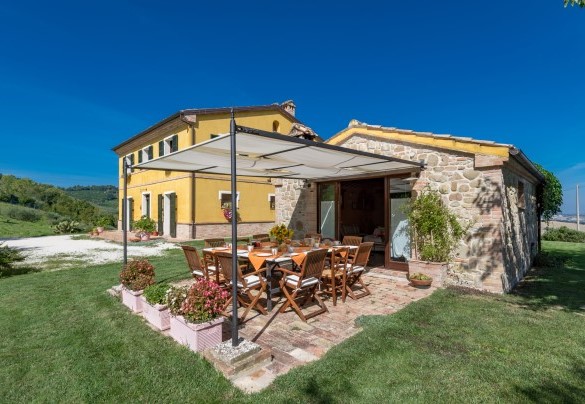 The dining area under the gazebo - Casale Verdicchio