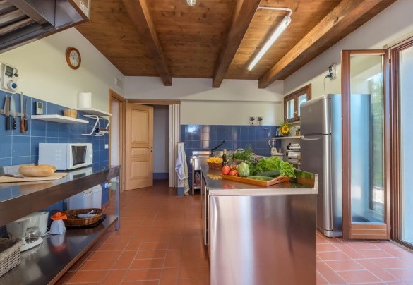 Ampia cucina ben attrezzata collegata all'esterno -  Casale Verdicchio 10+2