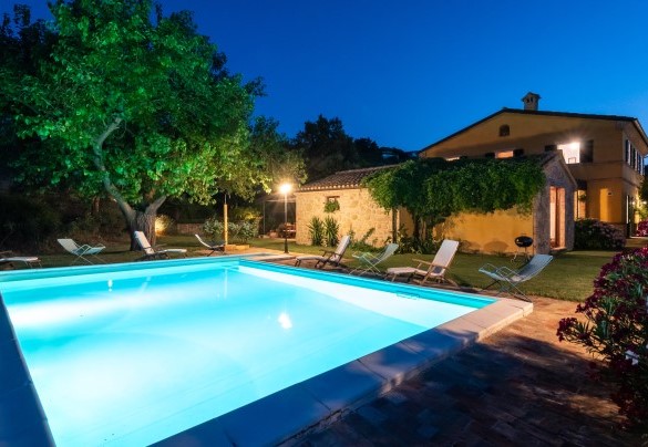 The swimming pool by night - Casale Verdicchio