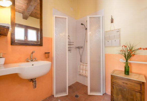 Bagno con doccia n.1 en-suite alla camera matrimoniale n.1 al piano terra - Casale Verdicchio 10+2