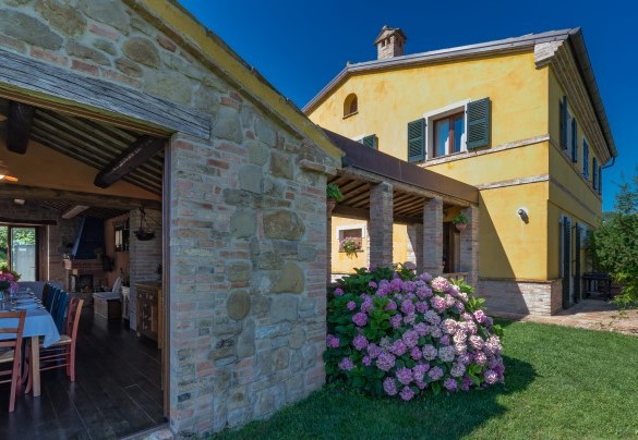 A small connecting portico, leads to the dining/living room - Casale Verdicchio