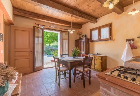 Piccolo soggiorno con cucina dell'appartamento al piano terra - Casal Verdicchio 10+2