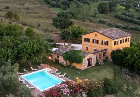 The house owes its name to the fact that it lies in the area where the renowned Verdicchio wine is produced - Casale Verdicchio