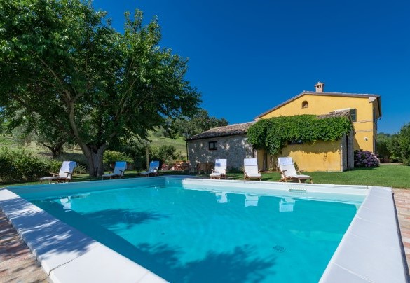 The pool measures 8 x 5 m with the depth ranging from 1,20 to 1,70 m - Casale Verdicchio 