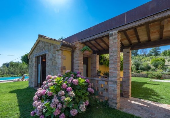A small connecting portico, leads to the dining/living room - Casale Verdicchio