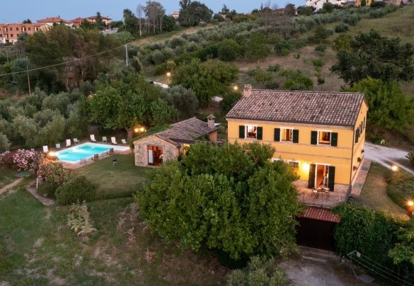 The house is immersed in the green countryside and far from the chaos of the city  - Casale Verdicchio