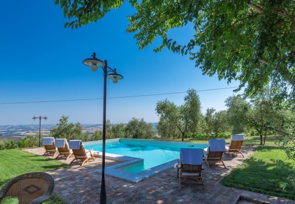 The solarium area is equipped with sunbeds, deckchairs and an outdoor shower - Casale Verdicchio