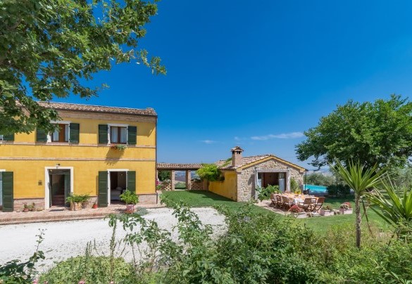 The house has been completely renovated in 2005 in respect of the original design of the old farmhouse - Casale Verdicchio