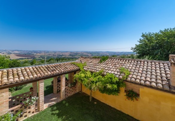 A small connecting portico, leads to the dining/living room - Casale Verdicchio