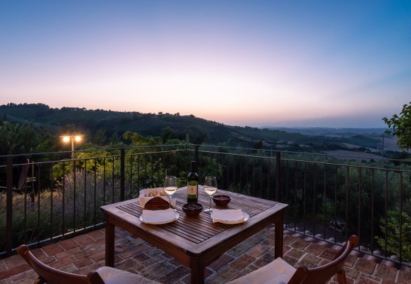 Lovely balcony overlooking the hills - Casale Verdicchio