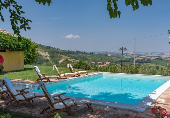 The pool measures 8 x 5 m with the depth ranging from 1,20 to 1,70 m - Casale Verdicchio