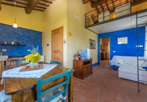 Piccolo appartamento con cucinino, un angolo con divano e soppalco con letto singolo - Casale Verdicchio 10+2