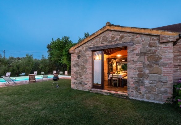 Dining/living area with direct access to the garden - Casale Verdicchio