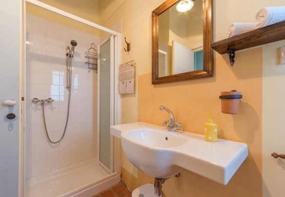 Bagno con doccia n.5 al servizio della camera matrimoniale n.4 al primo piano - Casale Verdicchio 10+2